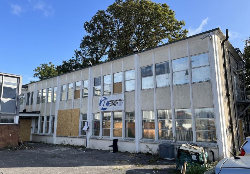 International Business Centre, Spindle Way, Crawley RH10 1TG Graves